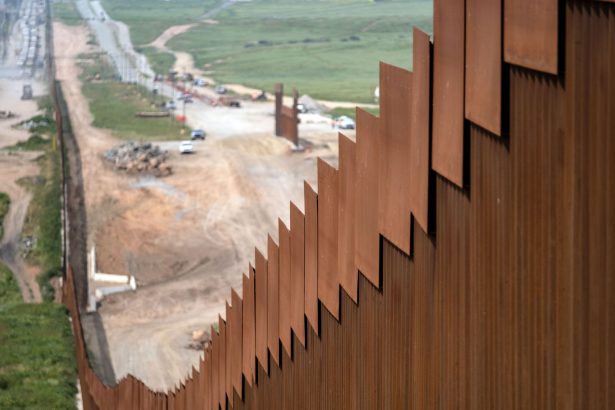 Una sección del muro fronterizo vista desde Tijuana, en el estado de Baja California, México, el 26 de marzo de 2019. (Guillermo Arias/AFP/Getty Images)