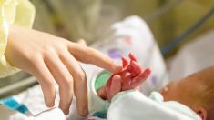 Corazón de una bebé deja de latir durante ocho minutos, luego se recupera por completo