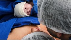 Bebé se aferra a la cara de su mamá segundos después de nacer y los médicos no salen de su asombro