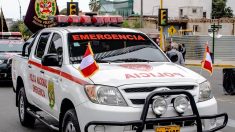 Ladrón y víctima ayudan a policía a empujar patrulla descompuesta en Perú