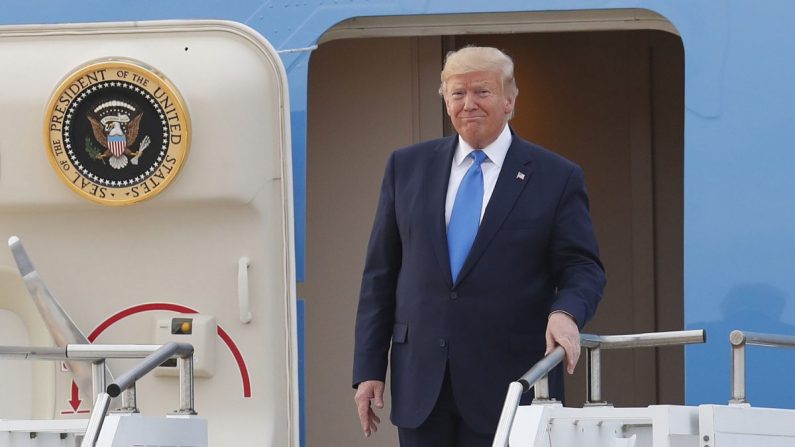 El presidente Donald Trump desembarca del Air Force One después de llegar a la base aérea de Osan en Pyeongtaek, Corea del Sur, el 29 de junio de 2019. (Jeon Heon-Kyun-Pool/Getty Images)