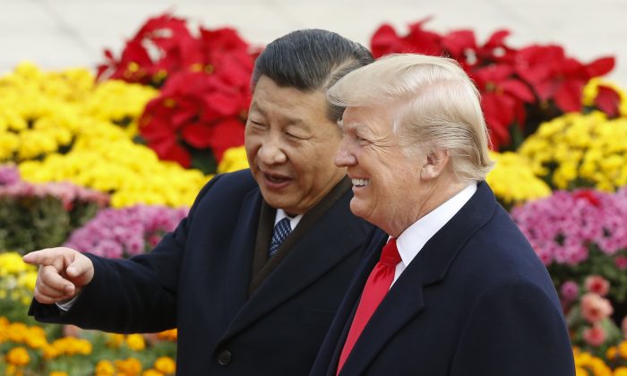 El presidente Donald Trump y el mandatario chino Xi Jinping asisten a una ceremonia de bienvenida en Beijing, el 9 de noviembre de 2017. (Thomas Peter-Pool/Getty Images)