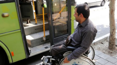 Pasajera pide al chofer del autobús que expulse a un desamparado, su respuesta deja mudos a todos