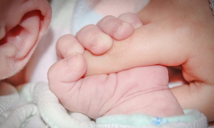 Imagen ilustrativa de la mano de un bebé. (Jarmoluk /Pixabay)