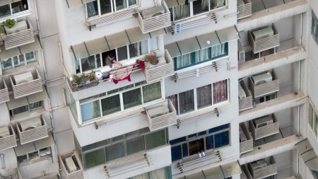 Padre cuelga a su hija de 10 años de un balcón del quinto piso y la policía no interviene