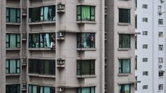 Mujer se esconde fuera del sexto piso de un edificio para escapar de la violencia de su novio