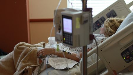 Mujer con tumor cerebral da a luz a «bebé milagroso» luego de quedar infértil por quimioterapia