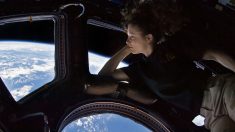 Astronauta conmovido al ver la Tierra desde el espacio asegura que es la “creación de un dios infinito”