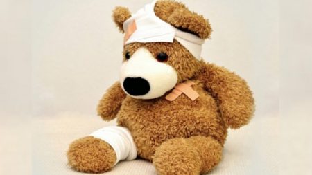 Doctor realiza una cirugía en un oso de peluche roto para animar a un niño con líquido en el cerebro