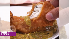 Imperdible pescado rebozado con una deliciosa salsa de aguacate