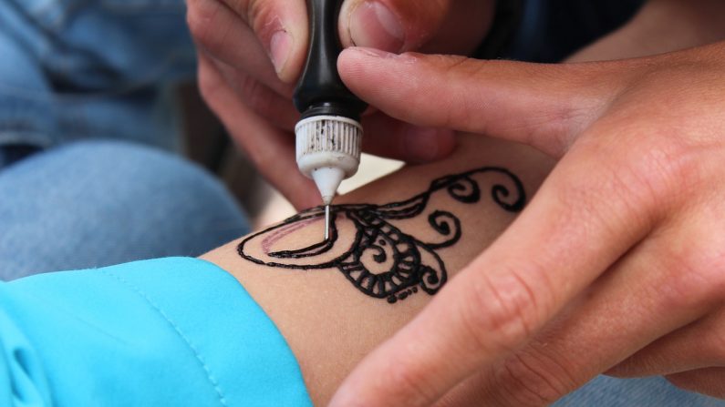 Imagen ilustrativa de un tatuaje de henna negra. (nastogadka | Pixabay)