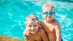 Mamá enseña a sus hijos a lanzarse a la piscina, pero el menor cambia el plan de la forma más graciosa