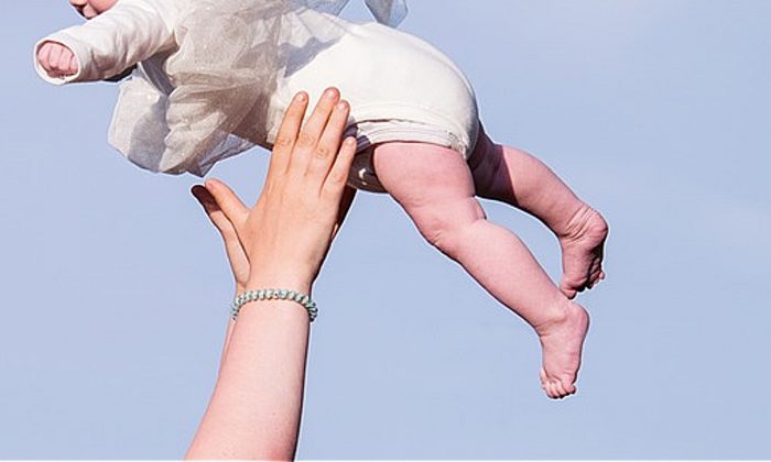 Imagen ilustrativa de una persona atrapando a un bebé. (Pixelwunder By Rebecca/Pixabay)