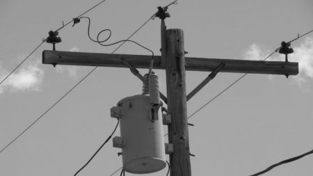 Hombre se electrocuta tratando de robar alambre de cobre del transformador de un poste eléctrico