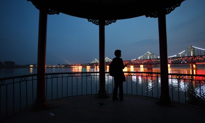 Imagen Ilustrativa de una mujer mirando hacia un puente en China. (Greg Baker/AFP/Getty Images)