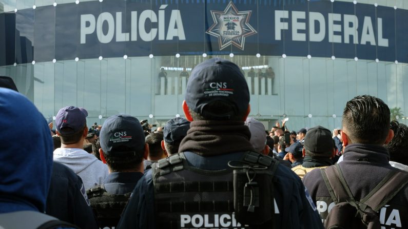 Agentes de la Policía Federal se manifiestan este miércoles en Ciudad de México (México) en contra de la Guardia Nacional. EFE/ Madla Hartz
