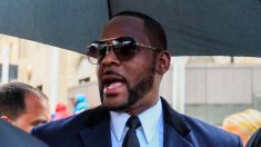 Detienen al cantante R. Kelly por abuso sexual y pornografía infantil