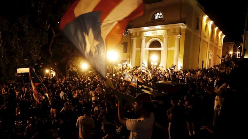 Miles de personas celebran tras el anuncio del gobernador de Puerto Rico, Ricardo Rosselló, en los alrededores de la Fortaleza, en San Juan (Puerto Rico), el 24 de julio de 2019. EFE/ Thais Llorca
