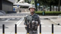 Ejército chino realiza un ejercicio antidisturbios cerca de Hong Kong