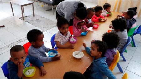 Abuela alimenta a niños hambrientos 7 días a la semana solo por una ‘promesa al Señor’