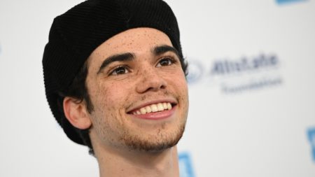 Madre rompe el silencio luego de la muerte aparentemente natural del actor de Disney Cameron Boyce