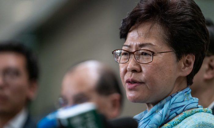 Carrie Lam, jefa ejecutiva de Hong Kong, habla durante una conferencia de prensa en Hong Kong, el 2 de julio de 2019. (Anthony Kwan/Getty Images)