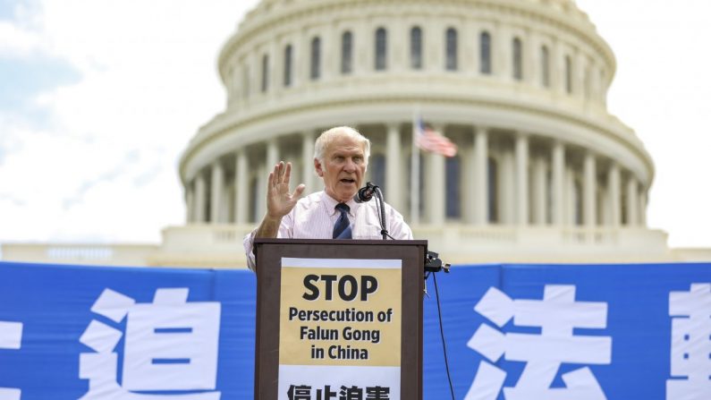El congresista republicano Steve Chabot habla en un mitin que conmemora el vigésimo aniversario de la persecución a Falun Dafa en China, en el jardín oeste del Capitolio en Washington el 18 de julio de 2019. (Samira Bouaou/La Gran Época)