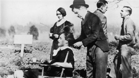 ¿De dónde salió la extraña mujer que habla por «celular» en una película de Chaplin de 1928?