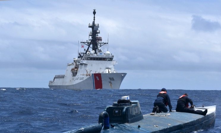 Miembros de la tripulación del guardacostas Munro inspeccionan un buque semisumergible autopropulsado sospechoso de contrabando de drogas (SPSS) en aguas internacionales del Océano Pacífico Oriental, el 19 de junio de 2019. (Foto de la Guardia Costera de los EE.UU.)