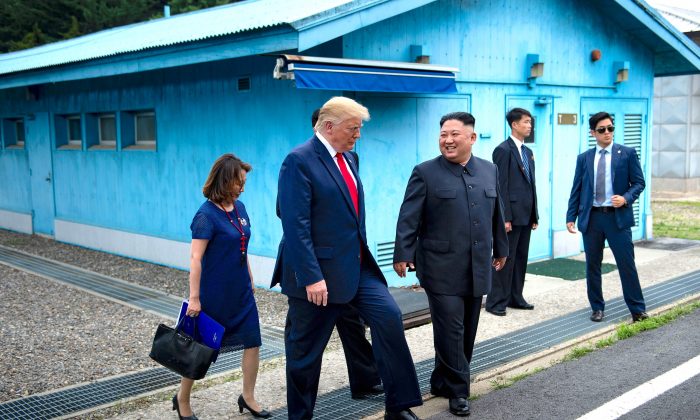 El presidente Donald Trump y el líder norcoreano Kim Jong Un caminan juntos al sur de la Zona Desmilitarizada (DMZ) que divide Corea del Norte y Corea del Sur, el 30 de junio de 2019. (BRENDAN SMIALOWSKI/AFP/Getty Images)