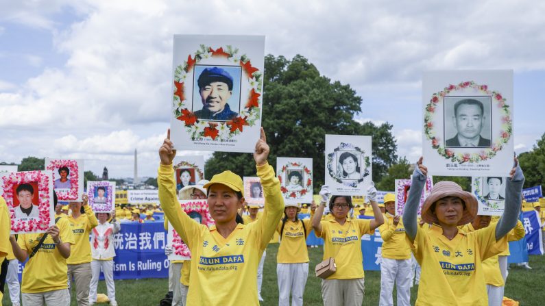 Los practicantes de Falun Dafa participan en un mitin que conmemora el vigésimo aniversario de la persecución a Falun Dafa en China, en el West Lawn de Capitol Hill, el 18 de julio de 2019. (Samira Bouaou/The Epoch Times)