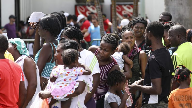 Los migrantes, en su mayoría de Haití y África, esperan una cita para obtener documentos legales de viaje en el centro de detención del Instituto Nacional de Migración en Tapachula, México, el 24 de junio de 2019. (Charlotte Cuthbertson/La Gran Época)