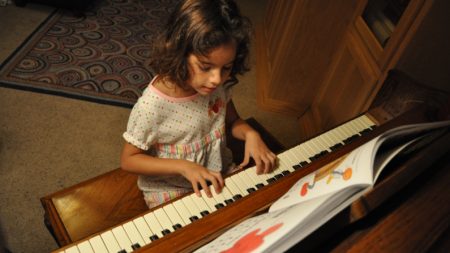 Niña argentina de 7 años con «oído absoluto» toca magistralmente obras de Beethoven