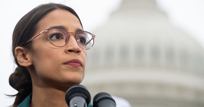 La representante socialista Alexandria Ocasio-Cortez, demócrata de Nueva York, habla fuera del Capitolio de Estados Unidos, en Washington, DC, el 7 de febrero de 2019. (Foto de SAUL LOEB/AFP/Getty Images).