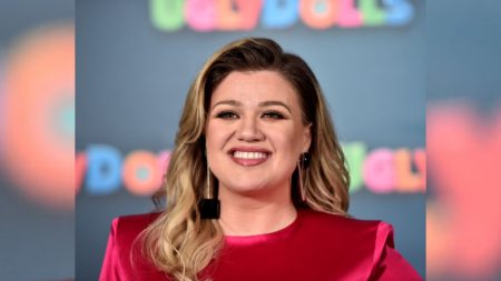 Kelly Clarkson es acusada de «abuso infantil» por darle un bocadillo alto en azúcar a su hija pequeña