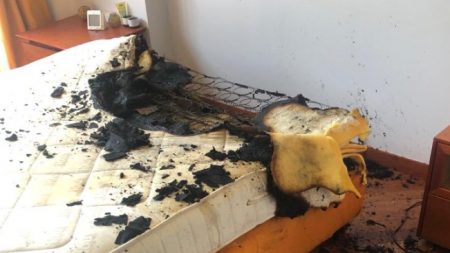 Explota el cargador de un celular sobre un colchón y provoca un incendio en España