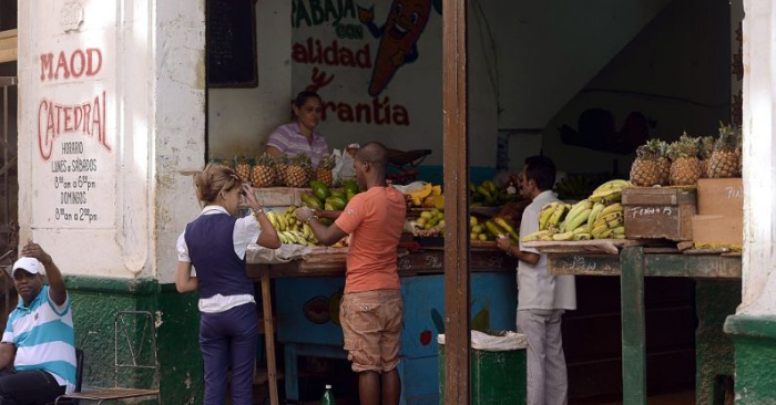 Los cubanos compran en un mercado local en el centro de La Habana el 18 de septiembre de 2015.  Foto de FILIPPO MONTEFORTE/AFP/Getty Images.