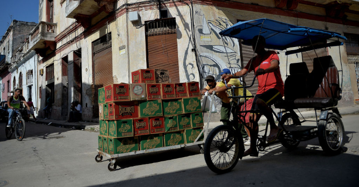 Cubanos empujan un carro cargado de cajas de cerveza por una calle de La Habana, el 4 de abril de 2019. Foto de ser YAMIL LAGE/AFP/Getty Images.