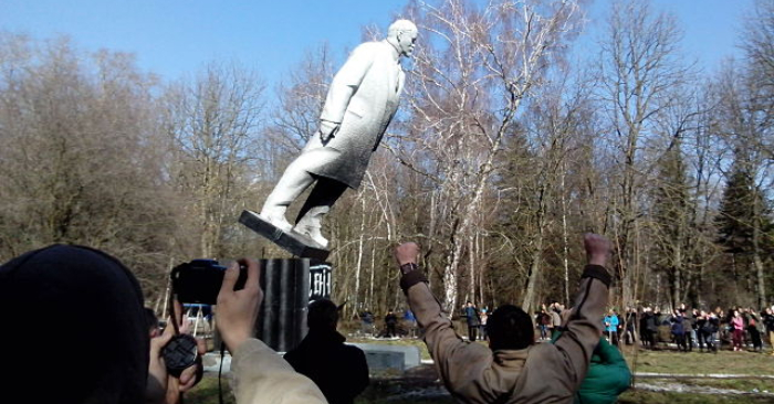 Derribo de estatua de Lenin en el parque Khmelnytskyi, Ucrania. Wikimedia.