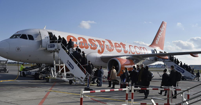 Foto ilustrativa. Pasajeros abordan un vuelo de EasyJet en el aeropuerto de Toulouse-Blagnac, en el suroeste de Francia, el 17 de marzo de 2015. Foto de leer PASCAL PAVANI/AFP/Getty Images.