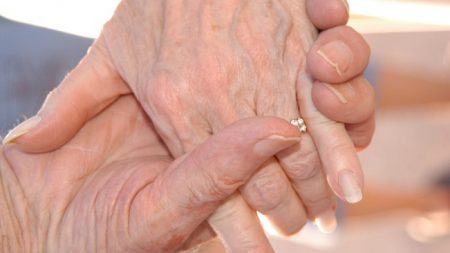 Mujer de 103 años se casa con su novio de 100: “fue amor a primera vista”, dijo ella