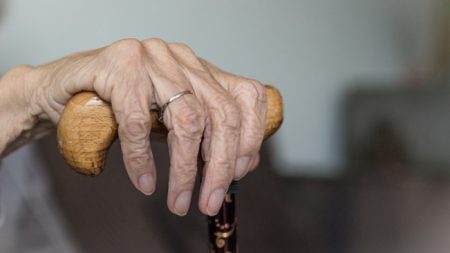 Argentina: Abuelita de 84 años duerme en un hospital porque su hija la echó de su casa