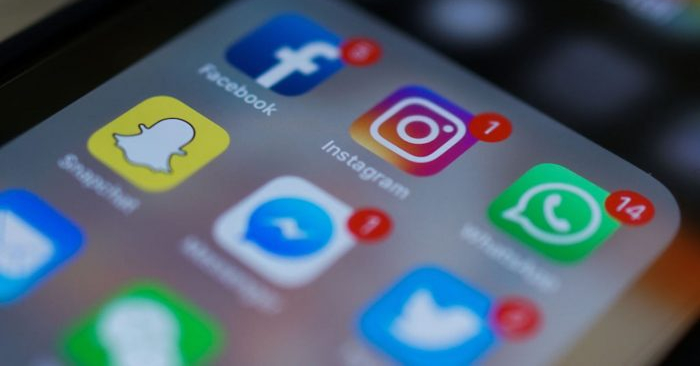 Foto ilustrativa de un smartphone que muestra aplicaciones para Facebook, Instagram, Twitter y otras redes sociales el 22 de marzo de 2018. (CHANDAN KHANNA/AFP/Getty Images)