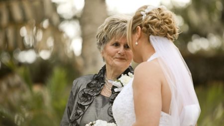 Abuela se roba el show como la «chica de las flores» en la boda de su nieta