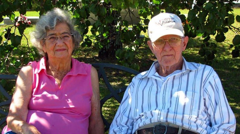 Una foto de 2011 de la ya fallecida Frances (I) y Herbert DeLaigle. La pareja estuvo casada por 71 años antes de fallecer el mismo día en Waynesboro, Georgia, el 15 de julio de 2019. (Cortesía de Jessie Annette DeLaigle/Facebook)
