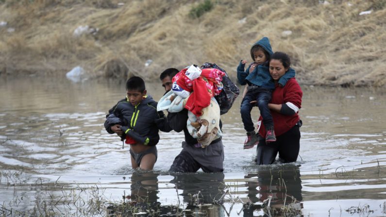 Inmigrantes centroamericanos cruzan el Río Grande desde México hacia Estados Unidos el 1 de febrero de 2019 en El Paso, Texas. Más tarde se entregaron a los agentes de la Patrulla Fronteriza de Estados Unidos, en busca de asilo político. (John Moore/Getty Images)
