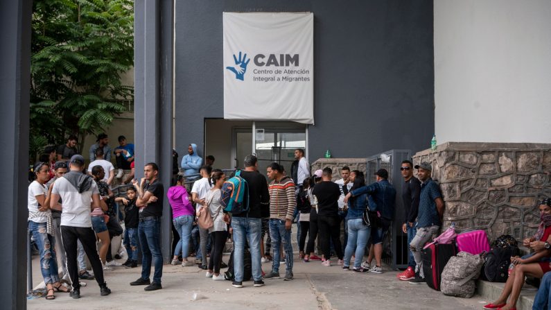 Un grupo de cubanos esperan fuera de la oficina del Centro de Atención Integral de Migrantes para registrar sus números para ingresar a los Estados Unidos, en Ciudad Juárez, estado de Chihuahua, el 20 de mayo de 2019. (Paul Ratje/AFP/Getty Images)