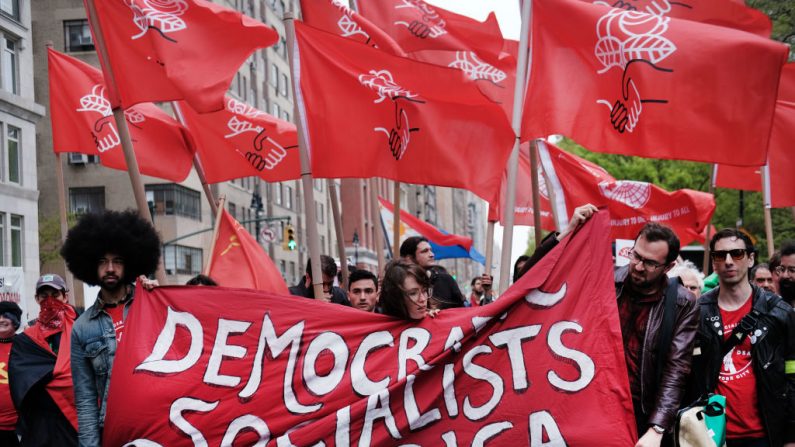 Miembros de los Socialistas Demócratas de América el 1 de mayo de 2019 en la ciudad de Nueva York. (Foto de Spencer Platt/Getty Images).