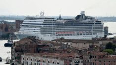 Crucero pierde el control en Venecia, atropella un yate y varios barcos de transporte