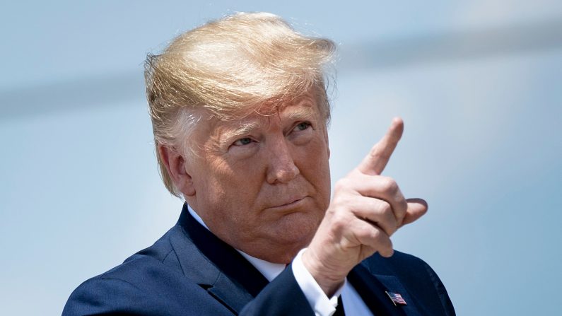El presidente Donald Trump aborda el Air Force One en la Base Conjunta Andrews en Maryland el 26 de junio de 2019. (Brendan Smialowski/AFP/Getty Images)